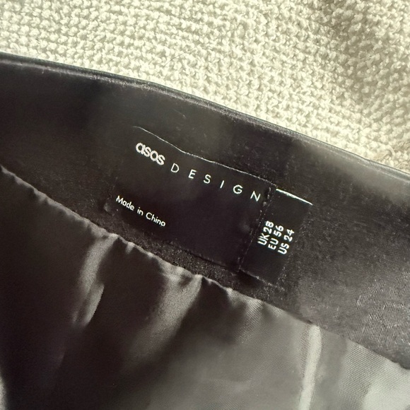 NWT ASOS DESIGN Curve faux leather mini skirt with pearl button detail in black - Picture 10 of 11
